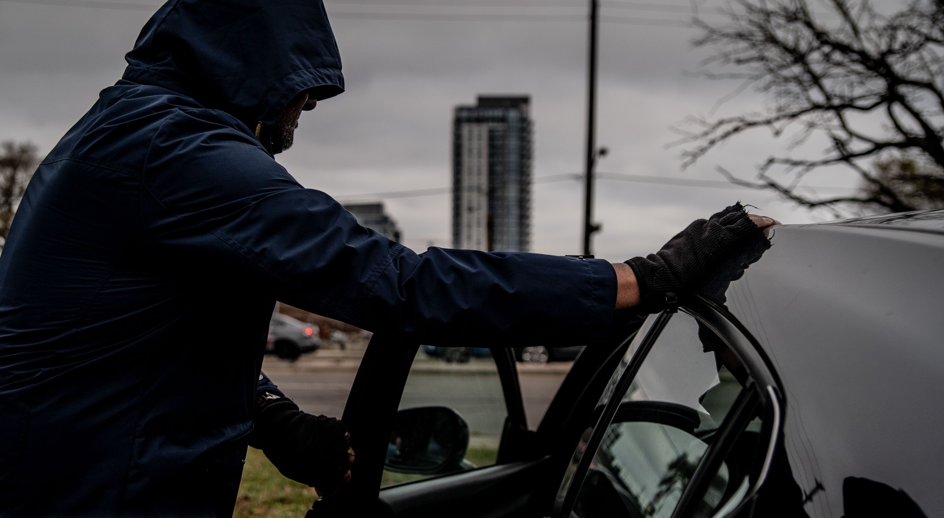 Car theft break in broad daylight